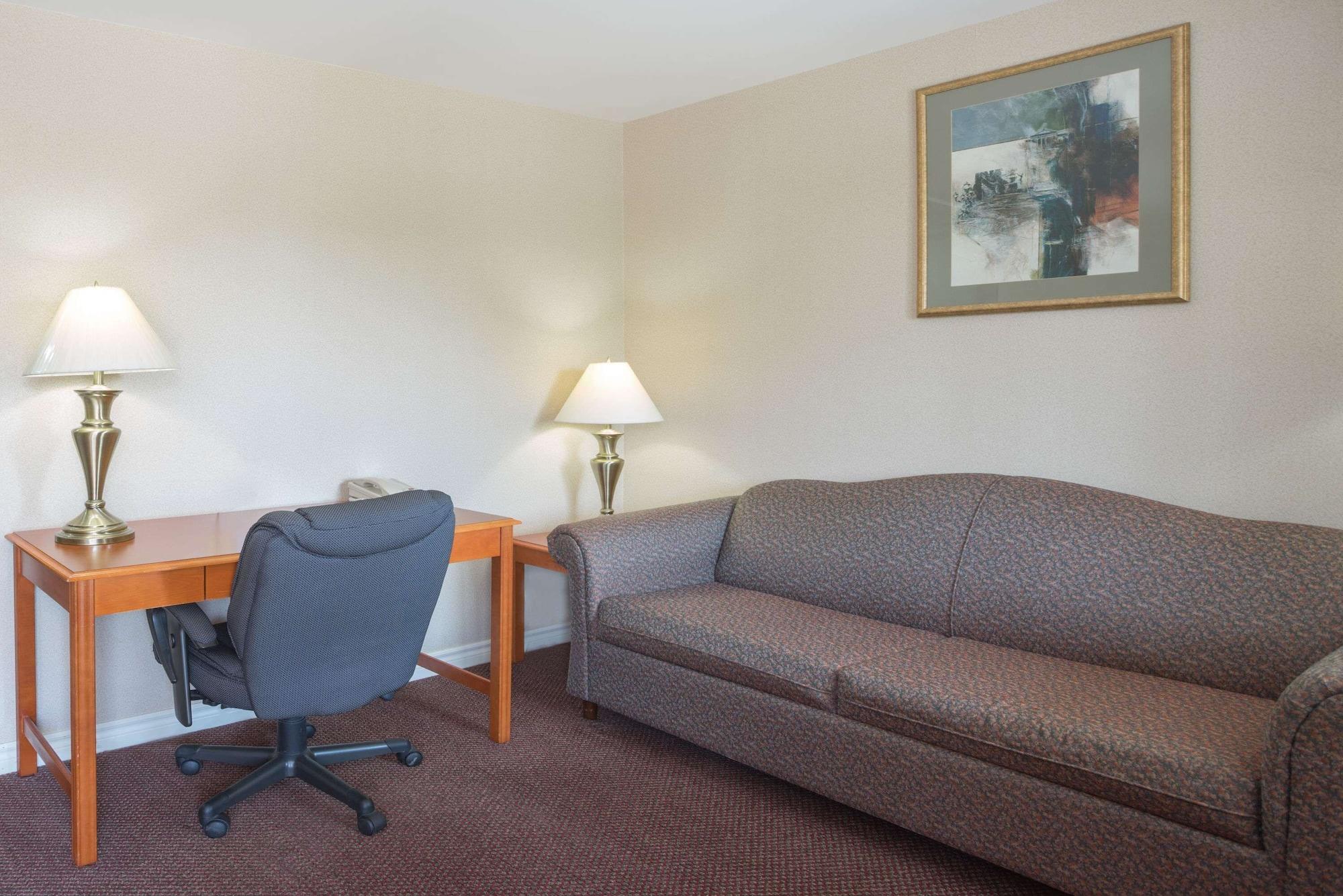 Super 8 By Wyndham Hotel Kingston